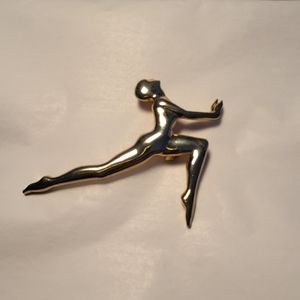 Vintage JJ 1988 Marked Goldtone brooch
